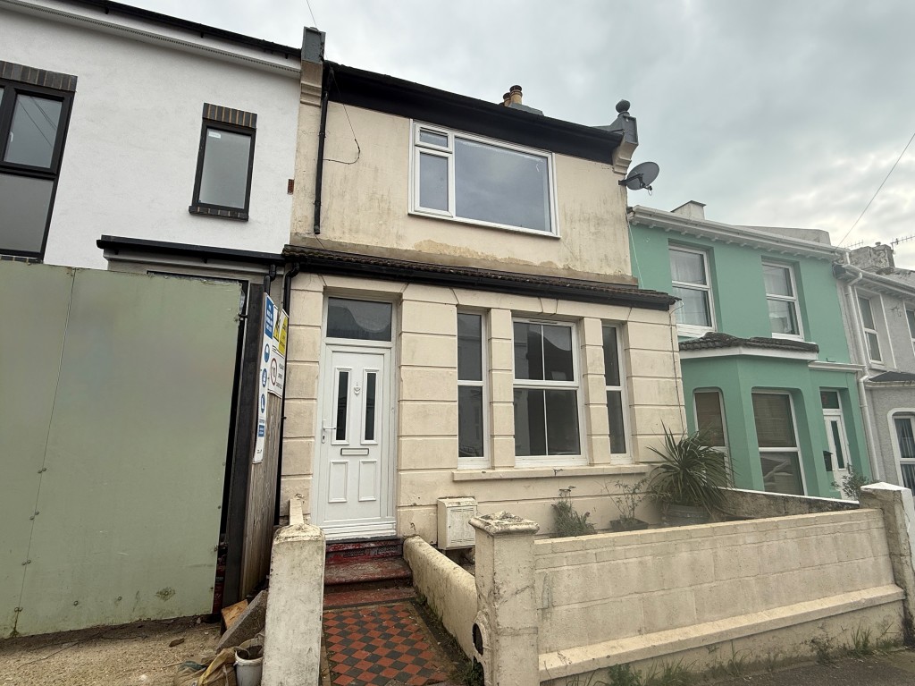Lot: 119 - MID-TERRACE HOUSE FOR REFURBISHMENT - Mid terrace house